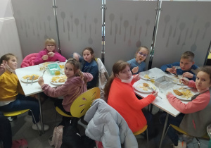 Dzieci jedzą pyszny obiad