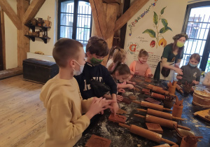 Dzieci wyciskają wybrany kształt za pomocą gotowych form do ciasta