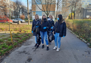 Dziewczęta z klasy VIII b z workami śmieci