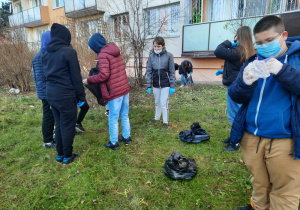 Uczniowie klasy VIII b w czasie sprzątania osiedla