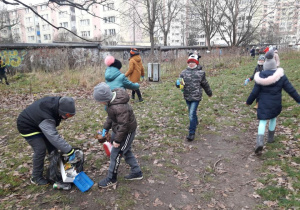 Dzieci z klasy II b podczas sprzątania osiedla