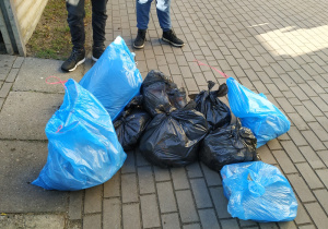 Worki ze śmieciami uzbieranymi przez uczniów klasy VIII a
