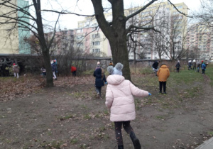 Uczniowie II b w czasie sprzątania