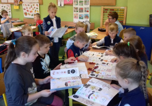 Uczniowie podczas pracy nad lapbookami