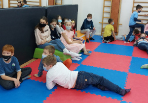 Uczniowie odpoczywający w cichej salce