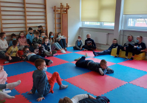 Uczniowie odpoczywający w cichej salce