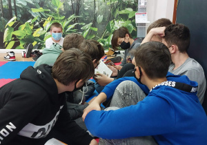 Uczniowie podczas czytania w cichej salce