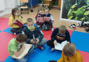 Uczniowie podczas przerwy w cichej sali