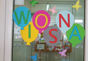 Napis "wiosna" na drzwiach do sali świetlicowej.