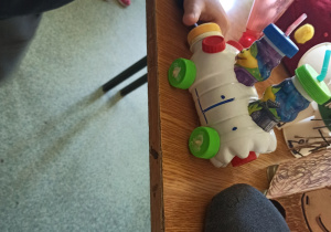 Zabawa zabawkami ekologicznymi - auto