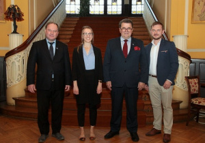 Nauczyciele SP 64 Marlena Michalik i Mateusz Opaliński wraz z przewodniczącym Rady Programowej prof. Zbigniewem Krysiakiem i prezesem Zarządu Ryszardem Krzyżkowskim