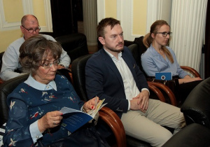 Nauczyciele SP 64 Marlena Michalik i Mateusz Opaliński podczas wykładu prof. Zbigniewa Krysiaka "Powrót do Europy Czcigodnego Sługi Bożego Roberta Schumana"