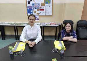 Karolina i Oliwka w czasie podsumowania kKonkursu Wiedzy Technicznej