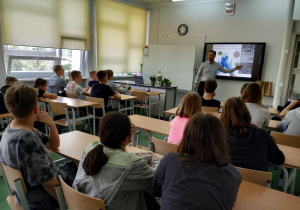 Uczniowie klasy 7e słuchający wykładu profesora w czasie warsztatów