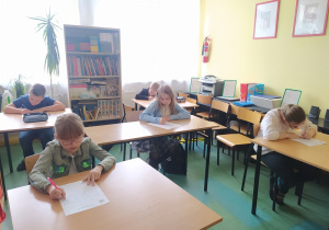 Finaliści piszący dyktando