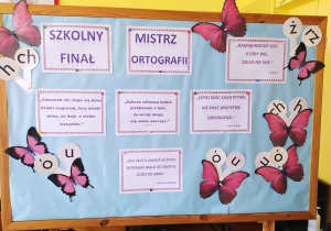 Tablica z dekoracją z umieszczonymi na niej cytatami.
