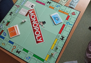 Uczniowie grają w gry planszowe - Monopoly.