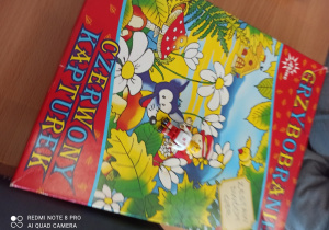 Uczniowie grają w gry planszowe.