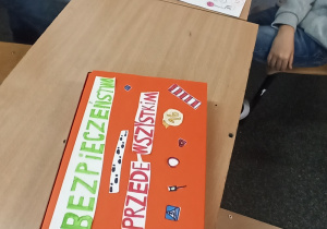 Uczniowie grają w gry planszowe - własnoręcznie wykonana gra.