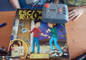 Uczniowie grają w gry planszowe - Escape Room.