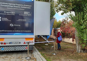 Przed Mobilnym Centrum Edukacyjnym