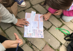 Dzieci pochylone nad instrukcją, rozwiązują kolejne zadanie.