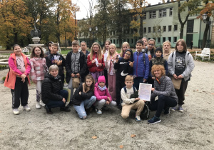 Uczniowie klasy 5a wraz z dwoma nauczycielkami po zakończonej zabawia pozują do pamiątkowego zdjęcia.