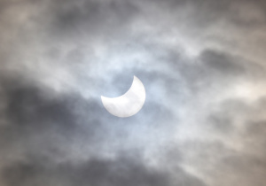Zdjęcie zaćmienia w różnych fazach.
