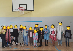 Zdjęcie grupowe uczniów przebranych za postacie z bajek