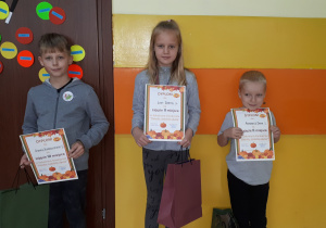 Laureaci konkursu trzymający w ręku dyplomy