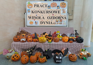 Wystawa dyń oraz napis "Prace konkursowe Wesoła, Ozdobna dynia klasy I – III"