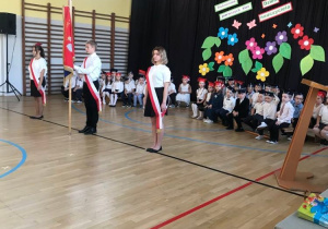 Poczet sztandarowy dumnie reprezentowany przez uczniów klas ósmych
