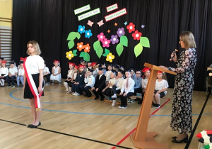 Pani dyrektor, Anna Jagielska przemawia do uczniów klas pierwszych i zgromadzonych gości