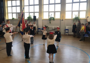 Przedstawiciele klas I składają uroczyste ślubowanie
