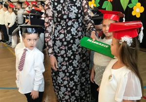 Pani Dyrektor pasuje uczniów przy użyciu kolorowej kredki
