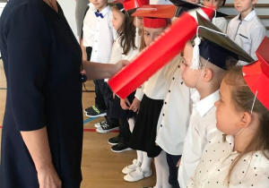 Pani Wicedyrektor pasuje uczniów przy użyciu kolorowej kredki