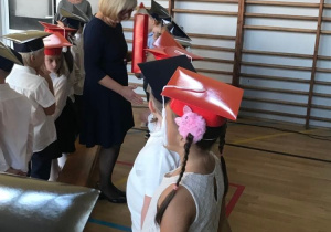 Pani Wicedyrektor pasuje uczniów przy użyciu kolorowej kredki