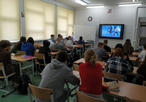 Uczniowie z klasy 8e w trakcie zajęć o prawach dziecka
