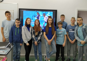 Grupa uczniów z klasy 8e ubrana na niebiesko
