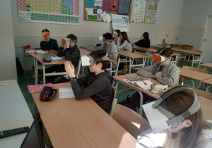 Uczniowie klasy 8c w okularach VR podczas lekcji chemii