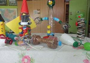 Krasnale i roboty wykonane z butelek typu PET przez uczniów klasy 4a i 5a