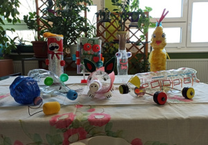 Pojazdy i zwierzątka wykonane z plastikowych butelek