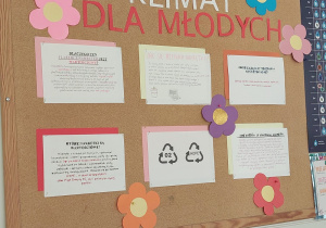 Tablica z informacjami dotyczącymi plastikowych nakrętek