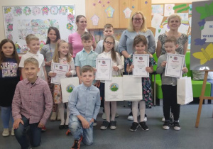 Wszyscy uczestnicy i organizatorzy konkursu "Smyki i wierszyki" z klas I - III