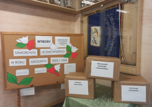 Urny wyborcze i tablica z informacjami na temat wyborów