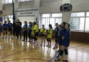 Rozpoczęcie turnieju - drużyny dziewcząt ustawione w szeregach.