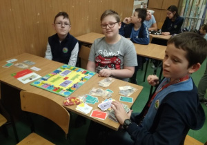 Trzech chłopców grających w grę.