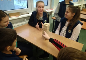 Dwie dziewczyny grające w „Jenga”.