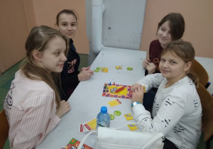 Cztery dziewczyny grające w grę.