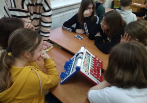 Grupa grających uczniów.